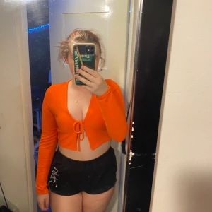 fest tröja  - en jättefin orange tröja! Denna kan man både ha som jag har på bilden eller med ett linne under, men tyvärr så känner jag mig inte bekväm i den så den får leta efter ett nytt hem. Aldrig använt den🩵