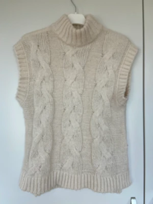 Stickad väst  - Skön mjuk o varm stickad väst. 