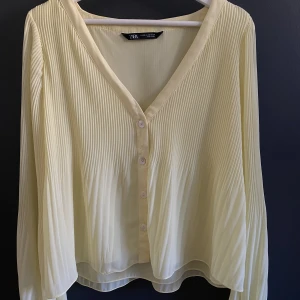 Gul blus från Zara - Superfin gul blus fårn Zara i storleken XS. Sparsamt använd. Bilden gör den oviss, mycket gulare i verkligheten 😍