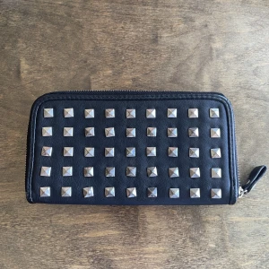 Plånbok med nitar - Svart plånbok med nitar från Gina tricot. Nitarna är slitna. 💕Säljer för 60kr+frakt