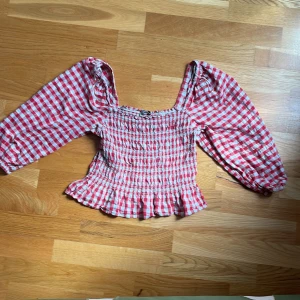 En fin röd topp - En röd topp som har använts på julafton! Men den funkar nu i sommar också 