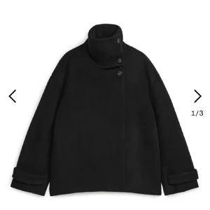 Arket kappa - Säljer min kappa från arket, den har ett hål i innerfickan (syns ej när man har den på sig) som var där när jag köpte den från Plick därav priset❤️❤️