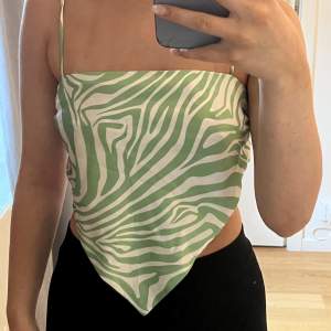 Grön zebra randig topp,scarf liknande topp med axelband, knytning i ryggen💚 I bra skick!