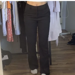 Bik bok byxor - Snyggs kostymbyxor från Bik Bok. Väl använda men i väldigt fint skick ändå!😊 Storlek 38 men passar någon mellan 34-38 beroende på hur tajt man vill ha de.💓  (Första och andra bilden är lånad, men samma byxor är det på bilden)