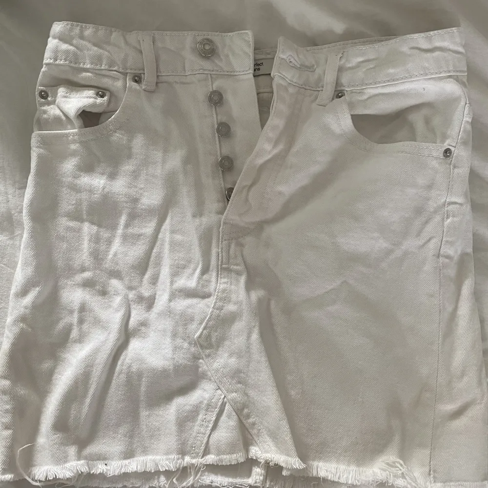 Jättefin vit jeans kjol köpt från Gina för några års sedan. Säljer då den inte passar längre. . Kjolar.