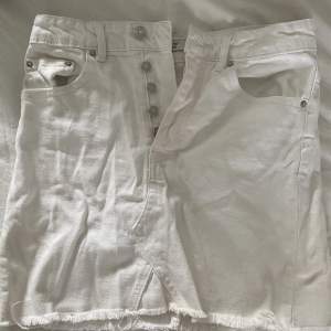 Jättefin vit jeans kjol köpt från Gina för några års sedan. Säljer då den inte passar längre. 