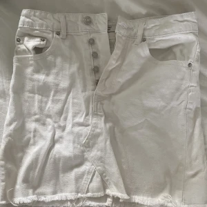 Vit jeanskjol - Jättefin vit jeans kjol köpt från Gina för några års sedan. Säljer då den inte passar längre. 