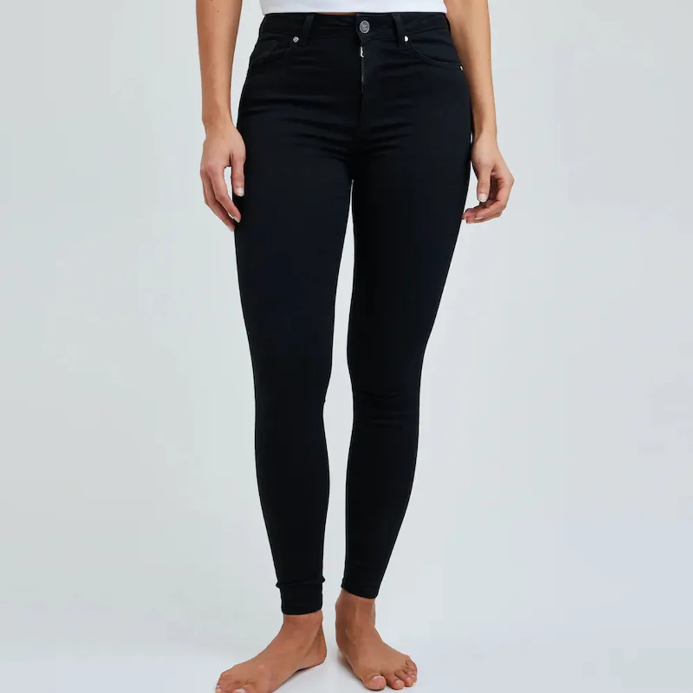 Svarta jeans ifrån Bikbok i en skinnymodell. Byxorna är endast använda en eller två gånger och är så gott som i nyskick. Byxorna har storleken: waist M, lenght 31. Orginalpriset för byxorna är 599kr. Pris kan diskuteras vid intresse!. Jeans & Byxor.