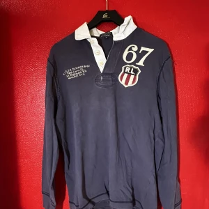 Ralph Lauren - Snygg lila polo tröja med tryck 