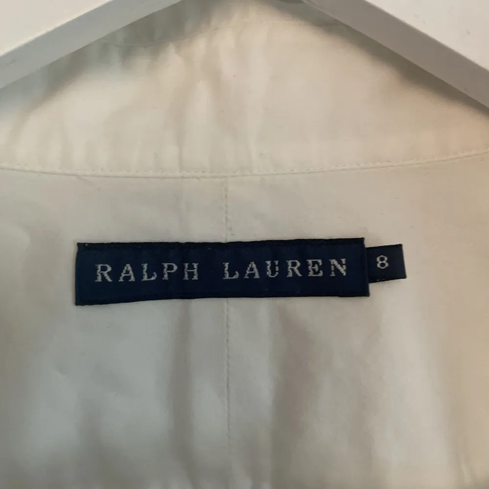Vit skjorta från Ralph Lauren. Köpt second hand.. Skjortor.