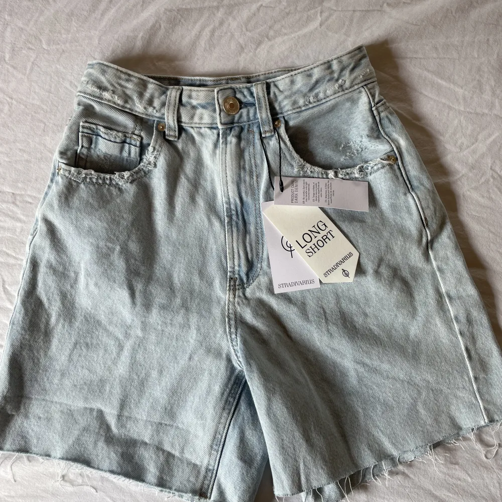 Helt nya stradivarius long shorts oanvĂ€nda pga lite för stora! Mycket fin fĂ€rg och skit snygga till sommaren!đ. Shortsit.