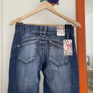 Köpt secondhand men är helt nya med prislapp kvar osv. Low waist jeans
