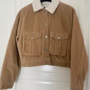 Säljer denna vår/höst jacka som är köpt från Bikbok. Använd en gång, därav nyskick. Beige manchester med vitt ull på insidan💓
