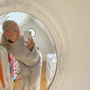 Hunkydory stickad kofta - Stickad grå kofta från hunkydory. Märkets signatur långa ärmar och bronsiga knappar! Nypris runt 2600kr, som ny utan några tecken på användning!