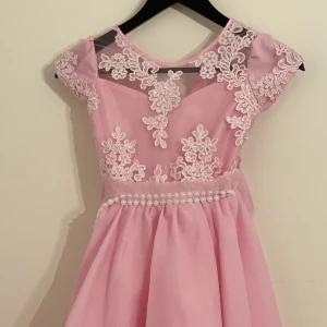 Fint klänning  - Fest klänning ( använt bara en gång) med fina detaljer 