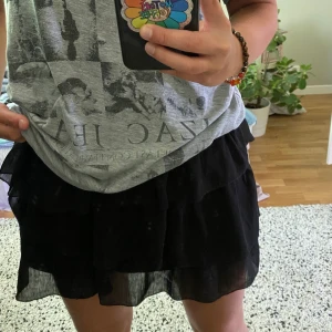 Volangkjol svart - Svart tunn volangkjol i storlek XS💕