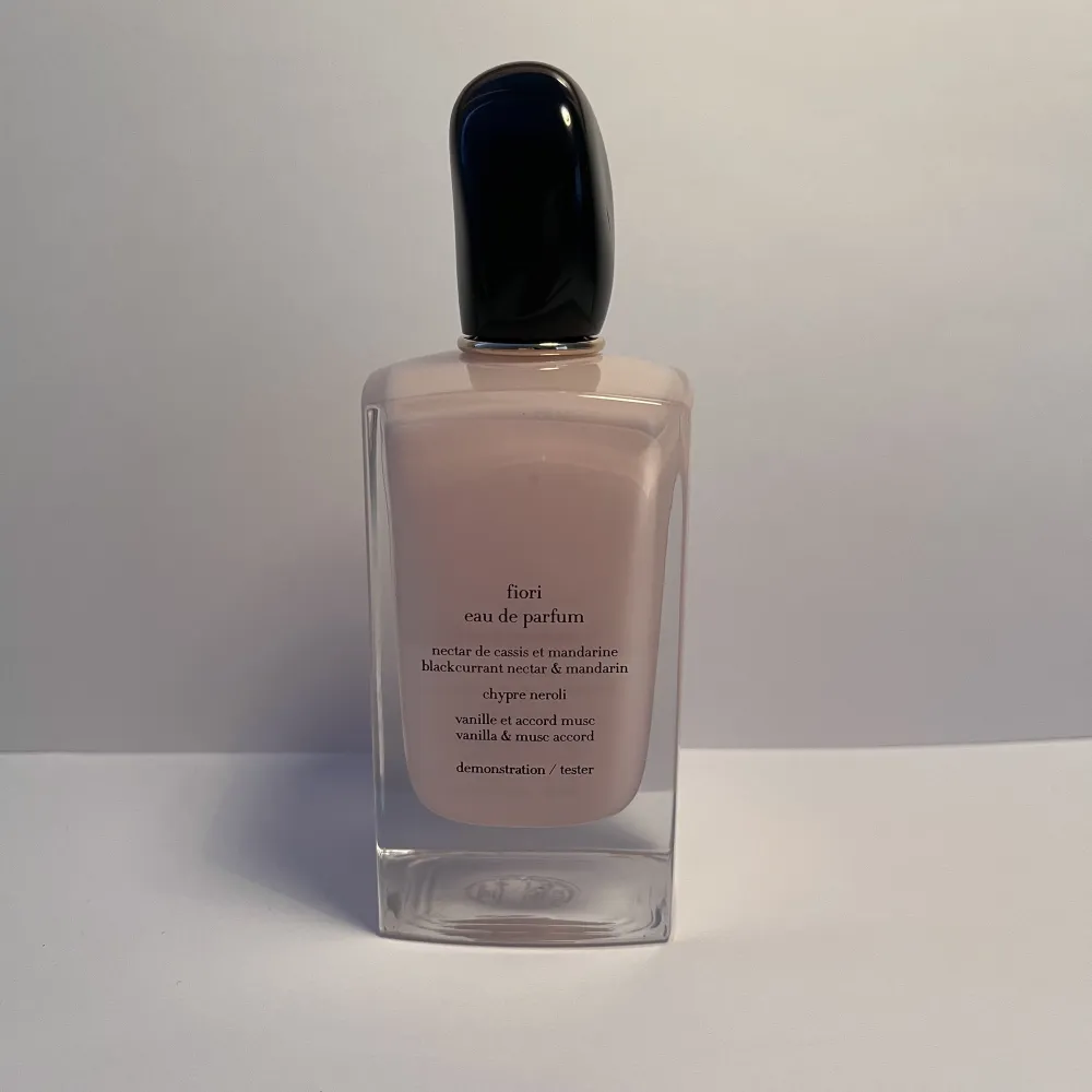 Giorgio Armani Si fiori 100ml Köpte den begagnad nytt och oanvänt för 600kr Tyvärr passade doften inte mig, därför säljer jag den. Endast testad . Parfym.