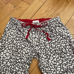 Leopard pyamas - Söta pyamas byxor. Innerbenslängden är ca 74/75 