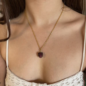 Guldfärgat halsband med berlock - Guldfärgat halsband med en glasberlock föreställande ett björnbär🫐🥰