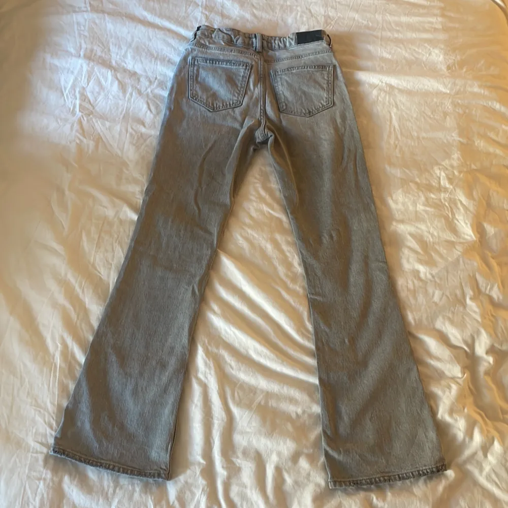 Jag säljer mina gråa bootcut jeans med lågmidja från Gina young pågrund av att dom har blivit för små. Använda fåtal gånger och är i fint skick. . Jeans & Byxor.