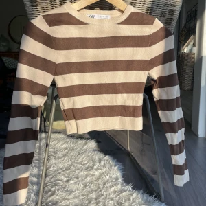 Croppad tröja - Säljer denna simpla men snygga croppade topp från zara! Använd ett fåtal gånger🤎