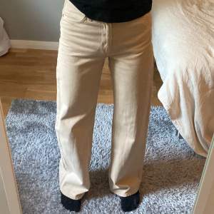 Säljer snygga beige jeans från Monki i storlek 24. Medium i midjan och blir större vid fötterna. Kan finnas ett litet svart märke längst ner på högra sidan (bild 3)🤍