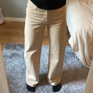 Säljer snygga beige jeans från Monki i storlek 24. Medium i midjan och blir större vid fötterna. Kan finnas ett litet svart märke längst ner på högra sidan (bild 3)🤍