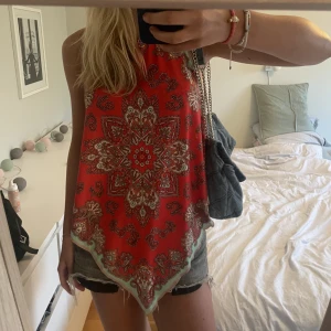 Topp mönster - Jättenajs topp från Zara som ej säljs längre. Halterneck (kan ej visa på bild) och så fin. Ser ut som på bild ett men vill man ej ha den så lång är det jättelätt att vika in (bild tre). Inga tecken på användning!