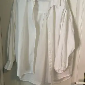 En vit skjorta som e lite oversized, knappt använd o i ett mycket bra skick