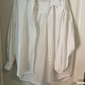 Oversized skjorta - En vit skjorta som e lite oversized, knappt använd o i ett mycket bra skick