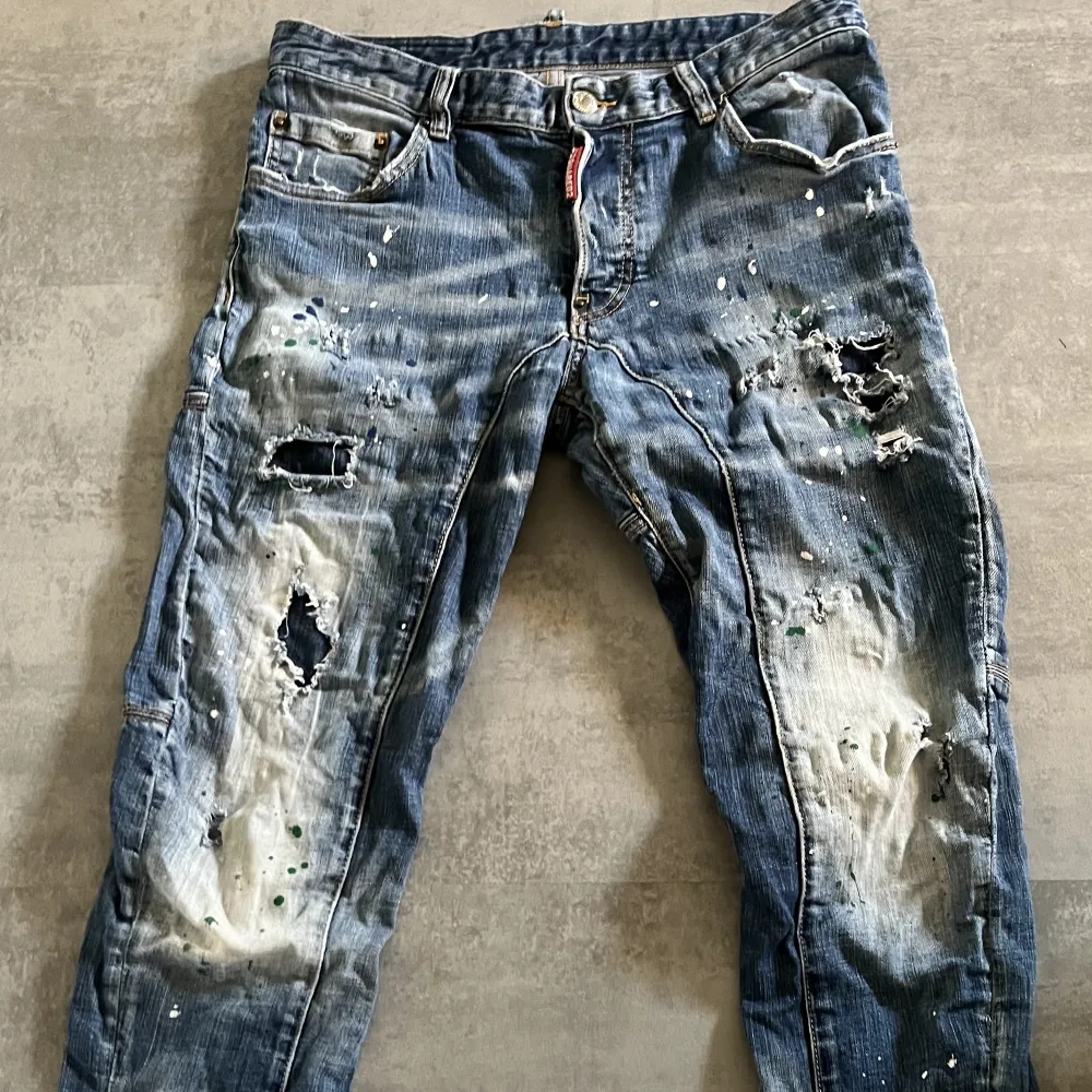 Säljer mina fräscha äkta Dsquared 2 jeans då jag inte använder dom längre. Storleken är 48. Jeans & Byxor.