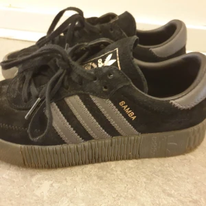 Helt som nya adidas Samba 39  - Knappt använda dem är i mycket fint skick då endast använda 2 tillfällen.. men dem är något små för mig.   39 i storlek 