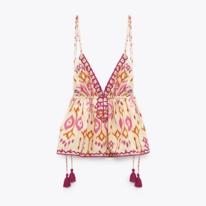 ZARA TOPP - Oanvänd med lapparna kvar (orginialskick), säljer då jag inte hann returnera! Skulle säga att den är liten i storlek!