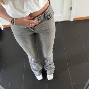Bootcut jeans - Bootcut jeans från ginatricot som tyvärr blivit för små för mig. Dom är som nya bara det att dom längst ner har blivit lite slitna för att de är för långa för mig, men det är inget man märker.  