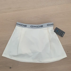 Träningskjol - Helt ny tennis/padel kjol från OXIDE. Storlek M💗. Nypris 249. 