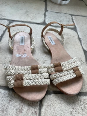 Remsandal från Boomerang - Fin remsandal från Boomerang Stl 37 Använd men hela o fina! 