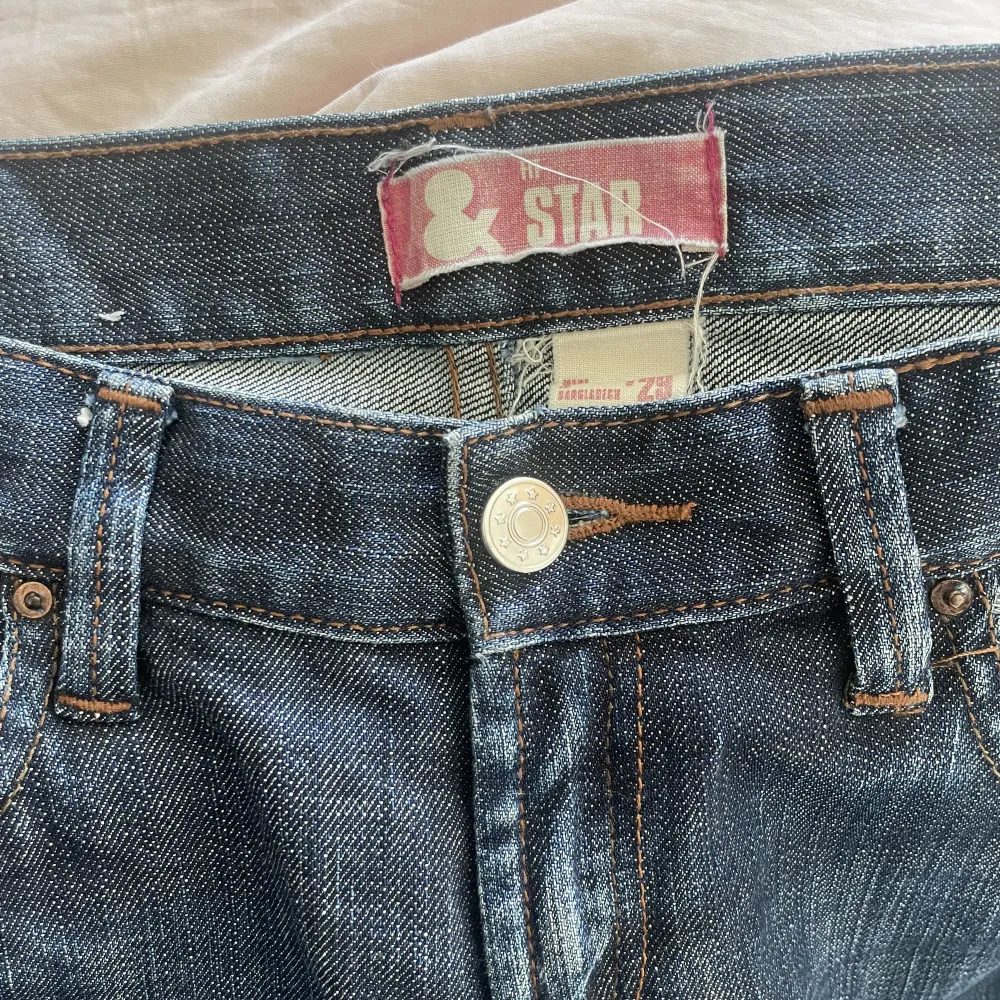 Superfina lågmidjade jeans. Den originella knappen saknas men som man ser på sista bilden är det ingenting man tänker på!. Jeans & Byxor.
