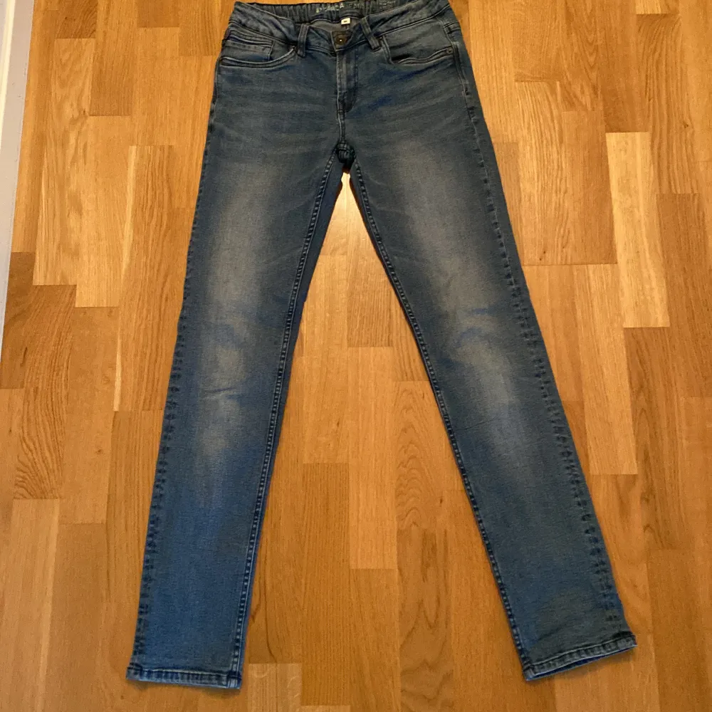 Säljer ett par garcia tavio slim fit Jeans som är använda ett få tal gånger. Jeansen är i en ljus blå färg. Storleken är 164. Jeans & Byxor.