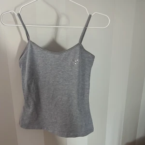 grått linne - sitter tajt o är lite croppad :)