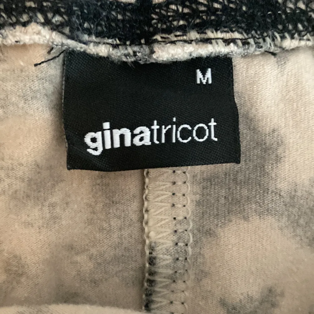 En fin kjol från Gina tricot. Bra skick och nästan inte alls använd. Den är i storlek M dock så passar den mig och jag har storlek s. Det är olika på alla så jag rekommenderar inte att köpa ifall ni har en mindre storlek. Kontakta mig ifall du undrar nåt.. Kjolar.