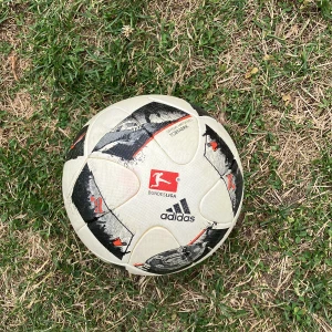 Fotboll - Fotboll Bundesliga 2016/2017 Ingen defekt på bollen. Äkta 