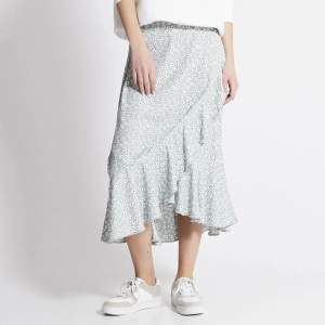 En super fin lång kjol ifrån Lager 157, säljer för 100kr.❤️