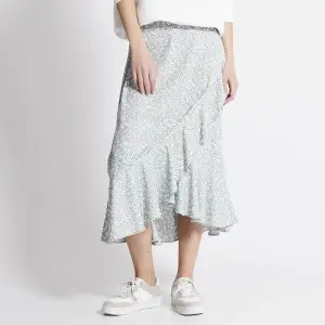 En super fin lång kjol ifrån Lager 157, säljer för 100kr.❤️