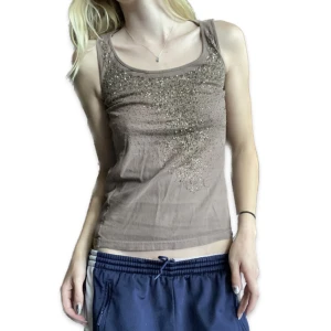 Linne med paljetter  - Så fint linne med paljetter. Rätt mke paljetter som ramlat så trådar sticker ut men det är inget jag tänkt på förens jag nu kollade efter defekter haha, skriv så skickar jag bild.  