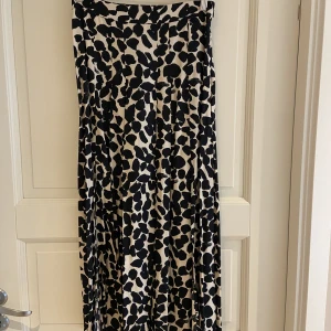 Kjol med slits - Säljer denna mönstrade kjol med slits. Den är i stl S och i fint skick! 