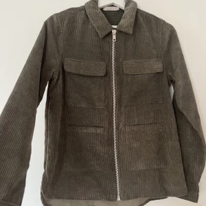 Sommar jacka - Trendig jacka ! Passar perfekt till våren och sommaren, tunnare material. Väldigt fint skick!