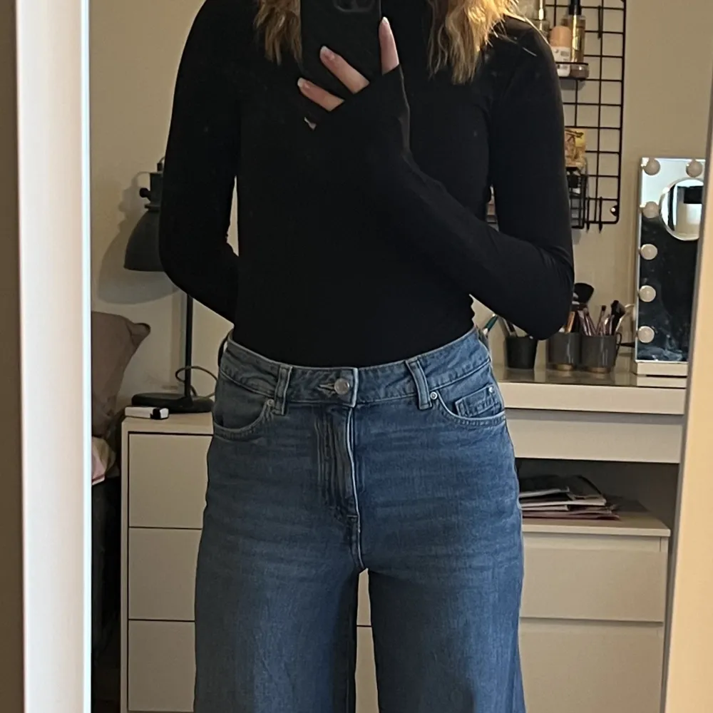 Säljer dessa vida jeans då dom blivit lite små samt inte min stil längre. XS-S passar båda. Kontakta mig privat vid intresse eller frågor💕. Jeans & Byxor.