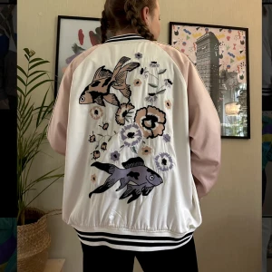 Broderad jacka - Superfin tunn jacka från Monki med brodering över hela ryggen. Aldrig använd, hängt i garderoben sen den köptes. Köparen står för frakten✨