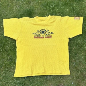 gul tröja  - fett snygg använder inte så mkt längre. vintage och fel fri. sitter fint på och har små hål