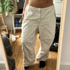 Parachute byxor - Inköpa från urban outfitters förra året. Använda max 5 gånger. Storlek 38, men man kan justera både midjan och längst ned på byxan. 